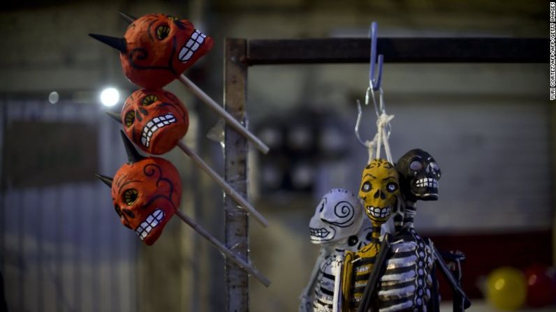 Colores y tradición en la fiesta de la "Quema de Judas", en México.