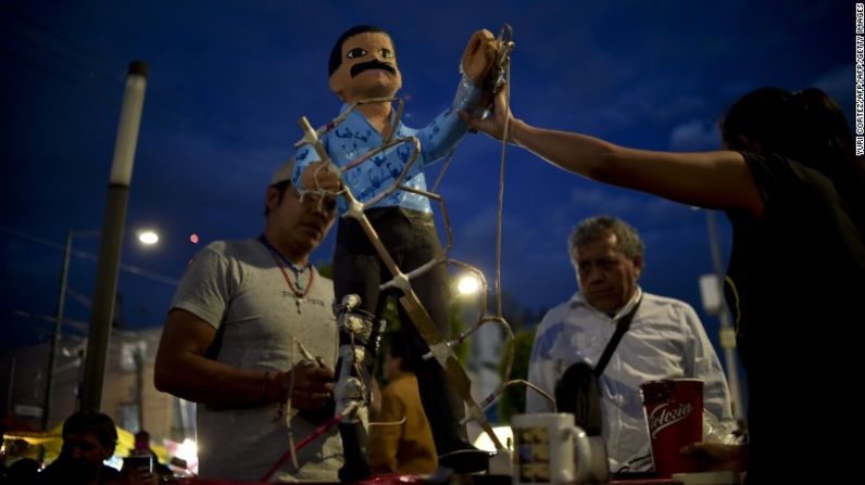 "El Chapo" antes de ser quemado, durante una festividad mexicana dentro de la Semana Santa.