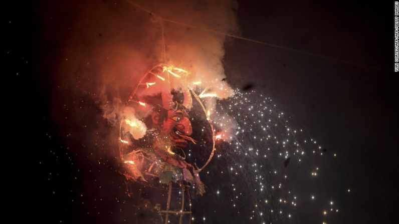 La "Quema de Judas", una tradición en la que se prende fuego a figuras del diablo.