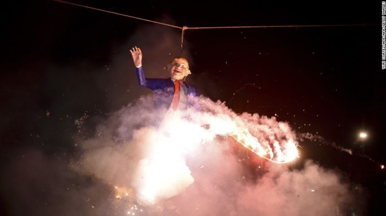 Una figura de Donald Trump en llamas, parte de las celebraciones de la víspera de la Pascua en México.