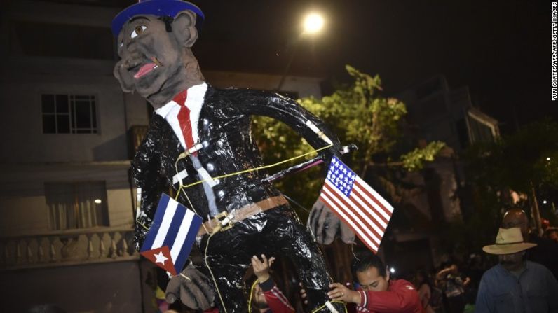 La efigie del presidente de EE.UU., Barack Obama, antes de ser quemada en una tradicional festividad en México.