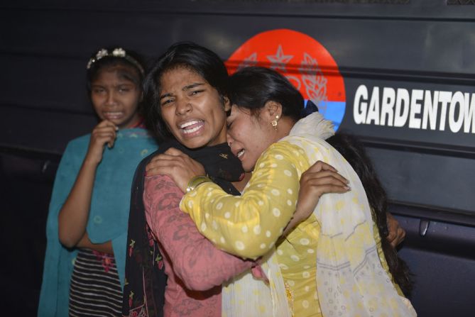 Dos mujeres lloran por la muerte de un familiar en el ataque suicida registrado en Lahore, Pakistán.