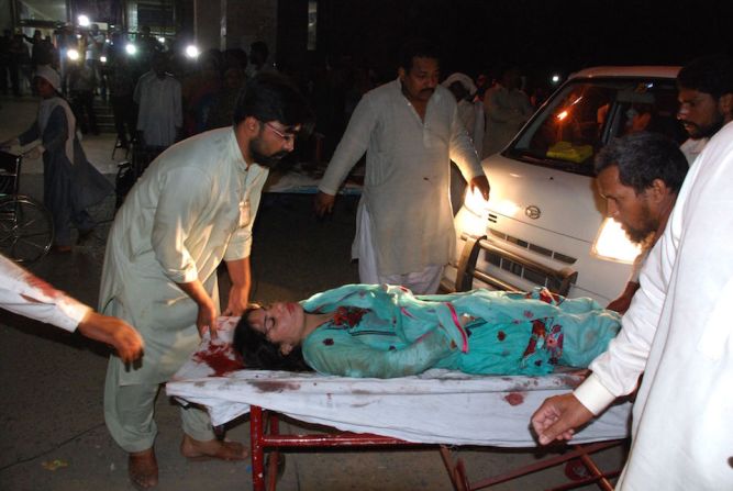 Una mujer herida es llevada a un hospital. Un atacante se suicidó en un parque de Lahore, Pakistán.