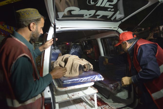 Paramédicos trasladan el cadáver de una de las víctimas por el ataque suicida en un parque de Lahore, en Pakistán.