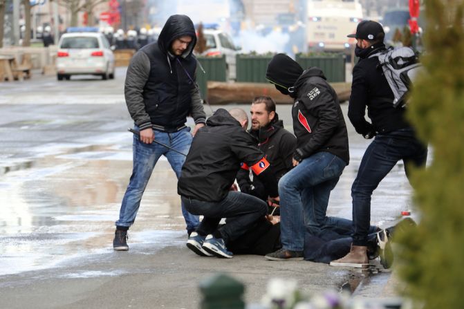 Manifestantes de extrema derecha se enfrentaron con la policía tras interrumpir un acto de homenaje a los víctimas del terrorismo en Bruselas.