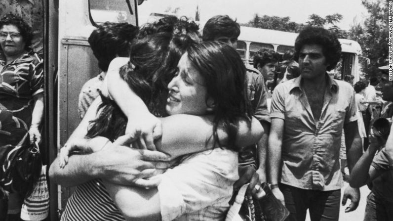 Fuerzas israelíes liberaron a 100 rehenes retenidos en el aeropuerto Entebbe de Uganda, en un secuestro del Frente Popular para la Liberación de Palestina en julio de 1976. Yonatan Netanyahu, hermano del actual primer ministro israelí, fue la única víctima mortal.