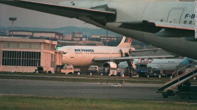 Miembros de la Gendarmería Nacional francesa realizaron un espectacular asalto a un avión de Air France secuestrado el 26 de diciembre de 1994, matando a cuatro secuestradores, del Grupo Islámico Armado, y poniendo fin a un drama de tres días que comenzó en Argel, donde dos pasajeros fueron asesinados.