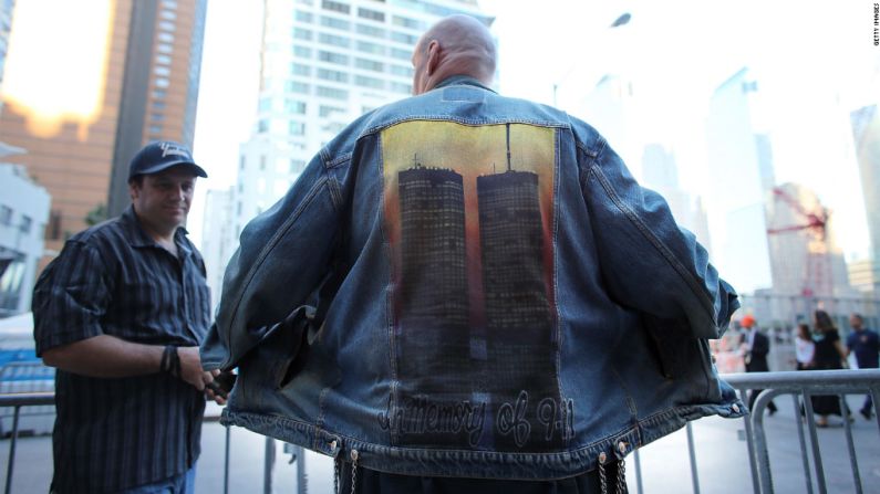 La ropa de este hombremuestra las Torres Gemelas en el World Trade Center de Nueva York. Aviones secuestrados por militantes de al Qaeda chocaron contra las torres durante los ataques terroristas del 11 de septiembre.