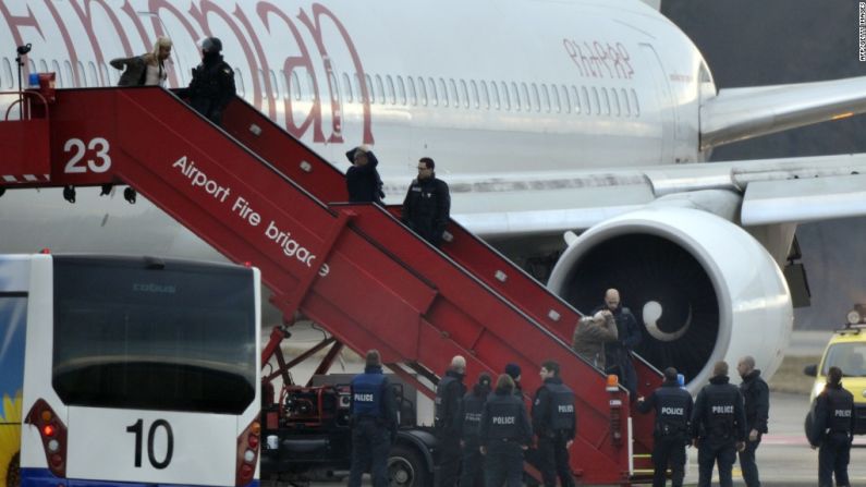 La policía evacua a los pasajeros de un vuelo de Ethiopian Airlines secuestrado en ruta hacia Roma el 17 de febrero de 2014 y que fue obligado a aterrizar en Ginebra, donde el secuestrador fue detenido.