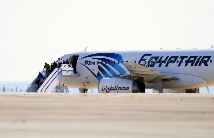 Fuerzas saudíes asaltan un avión ruso secuestrado en el aeropuerto de Medina por militantes chechenos. Dos personas, un asistente de vuelo y uno de los secuestradores, murieron durante el operativo para liberar la aeronave.