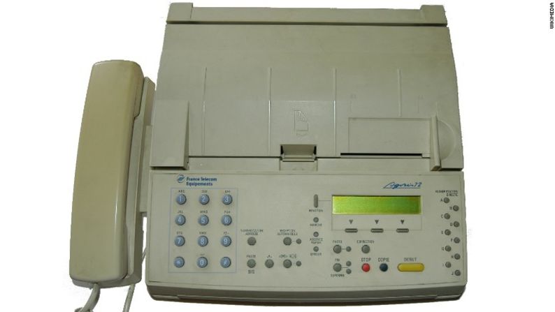 Fax - Antes de los correos electrónicos, las máquinas de fax eran la manera más instantánea de enviar documentos.