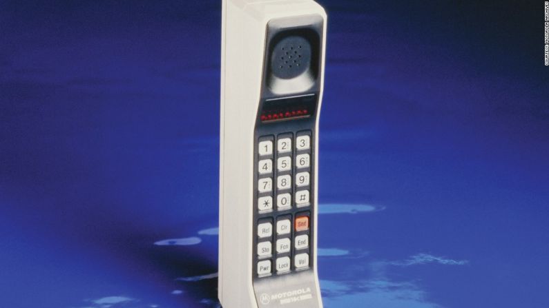 El DynaTAC 8000X fue el primer celular portable presentado por Motorola en 1983.