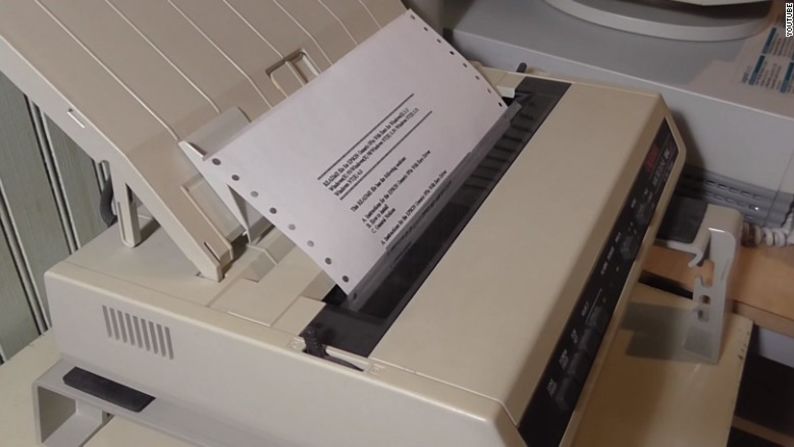 Impresoras de punto - Las impresoras mataron las máquinas de escribir. Las hojas de papel continuo, con agujeros a los lados, alimentaban a esta impresora.