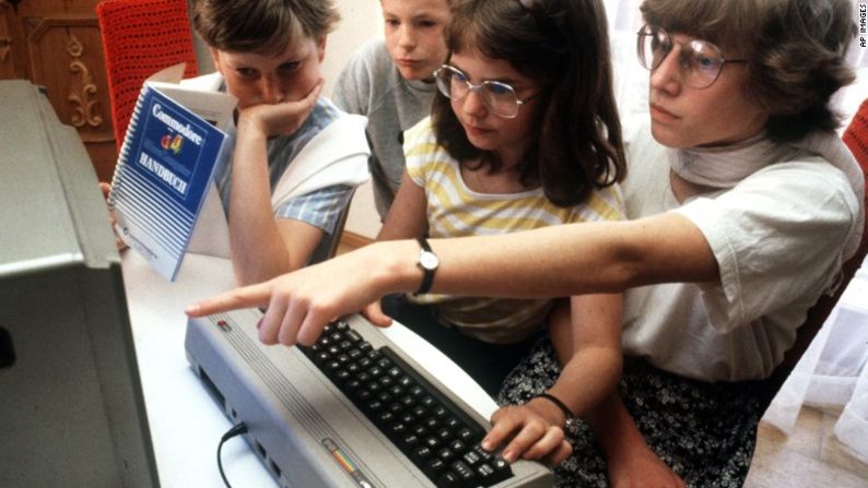 La computadora Commodore 64 fue presentada en 1982 y fue un éxito instantáneo. La compañía vendió más de 10 millones de estas máquinas a 595 dólares cada una.