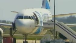 CNNE 270637 - 160329071138-cnnee-vo-secuestro-avion-egypt-air-hombre-sale-por-la-ventana-00002925-overlay-tease