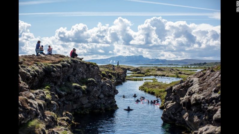 La división continental en el Parque Nacional Thingvellir es el único lugar en el mundo donde puedes sostener dos placas continentales a la vez: la placa de Norteamérica por un lado y la placa eurasiática por el otro.