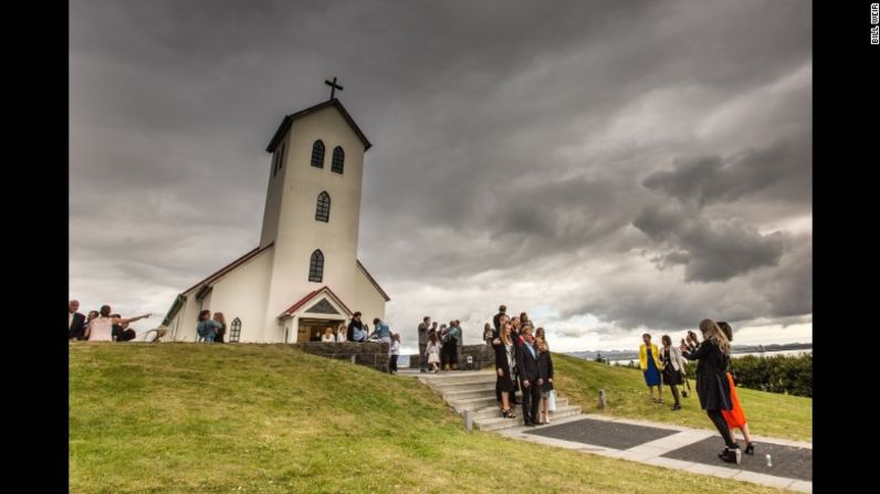 En esta foto se celebra una boda en una iglesia en las afueras de Reykjavik. Islandia ocupa el primer lugar en el mundo desarrollado en cuanto a madres solteras, ya que dos de cada tres niños nacen de padres que no están casados.