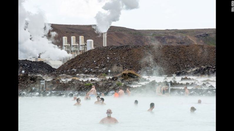 Las aguas geotermales de la Laguna Azul en Reykjavik son un feliz accidente. Los constructores de una planta geotermal cercana pensaron que el excedente de agua se dirigiría a la roca. No fue así, por lo que nació una atracción turística.