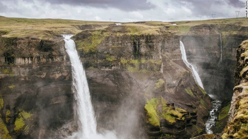 Islandia alberga más glaciares, géiseres y agua dulce que países que son 10 veces más grandes. La catarata Haifoss se encuentra cerca del volcán Hekla al sur de Islandia.