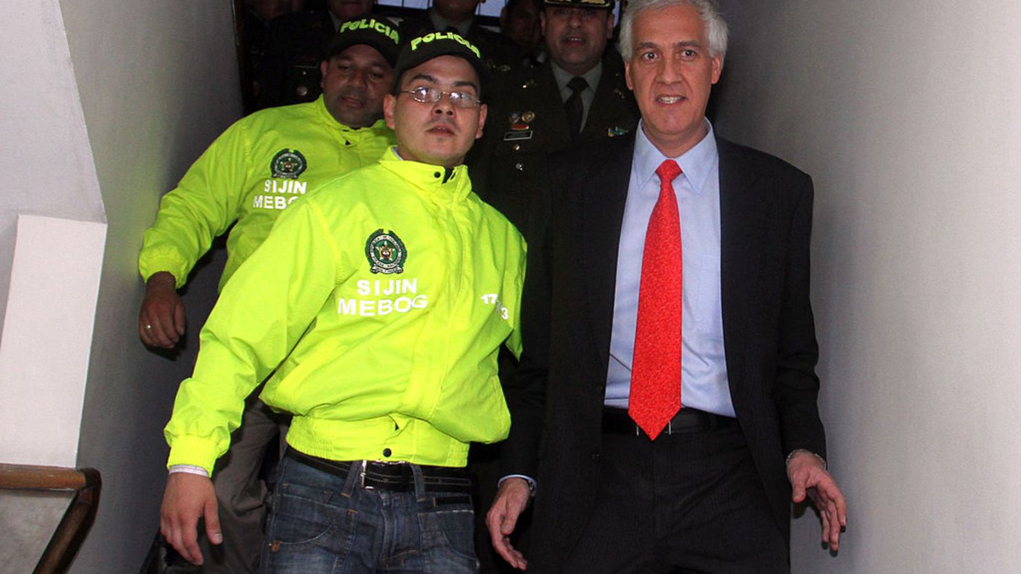 Samuel Moreno, exalcalde de Bogotá, es escoltado por la policía al salir de la corte durante en septiembre de 2011.