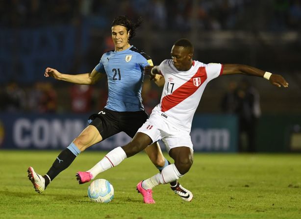 Edinson Cavani marcó gol ante Perú.