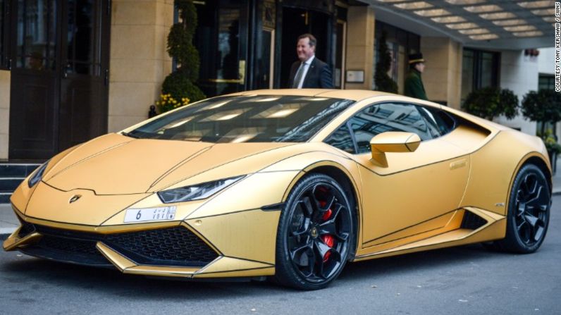 Un Lamborghini frente al Hotel Dorchester, en Londres.