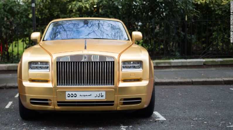 Hay un Rolls-Royce Phantom Coupe, con un valor de 350.000 libras esterlinas (506.000 dólares).