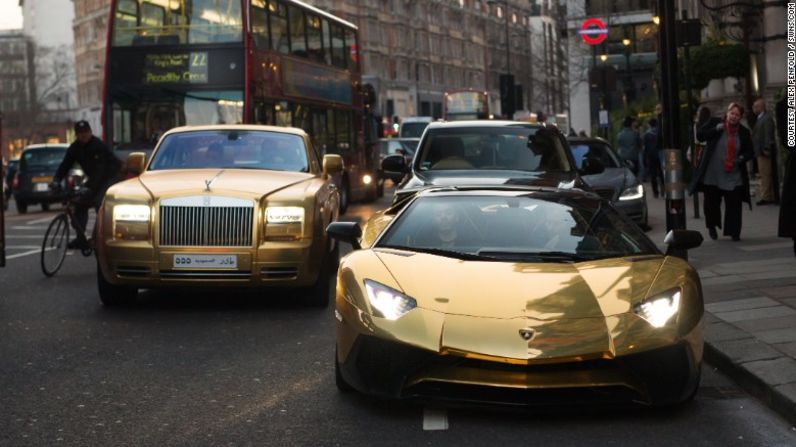 Cuatro autos dorados han sido vistos en las calles de Londres esta semana. Se cree que son propiedad de un millonario saudí. Los coches tienen un valor estimado de más de 1,8 millones de dólares.