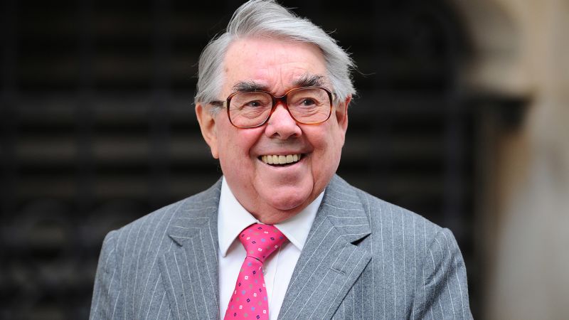Muere el comediante escocés ronnie corbett | cnn