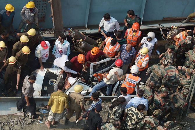 El derrumbe del puente ocurrió hacia el mediodía, una hora muy concurrida en esta ciudad de la India.