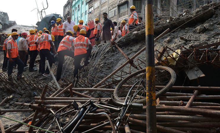 Se teme que trabajadores de construcción y vehículos que transitaban la zona estén bajo los escombros.