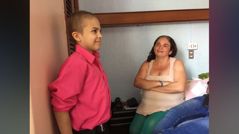 Alex y su familia, oriundos de Maracay, se trasladaron a Caracas en busca de su tratamiento. Esperan en una pequeña habitación de un humilde hotel capitalino alguna ayuda.