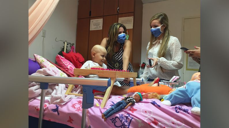 Kamila, de 5 años, quedó paralizada de la cintura para abajo por un tumor cancerígeno.