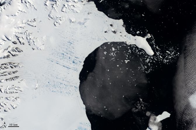 La NASA registró el colapso de parte de la barrera de hielo Larsen B en la Antártida. En 1995 tenía 3.462 kilómetros cuadrados. Esta foto es del 31 de enero de 2002.