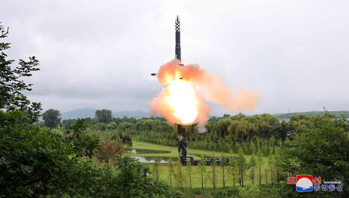 Se lanza un misil balístico desde un lugar no revelado en Corea del Norte el 13 de julio de 2023. KCNA/Reuters