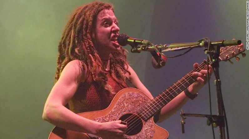 La cantante Ani DiFranco es conocida por su estilo natural, hippie. DiFranco usó su cabello con rastas durante muchos años, pero ha vuelto a un peinado recto últimamente.