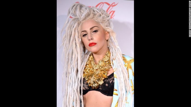 Lady Gaga en la fotografía cuando asistió al Jingle Bell Ball de 2013 en Londres y usaba el estilo con rastas.