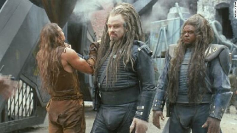 John Travolta llevaba rastas para su papel como Terl en la película "Campo de batalla: la tierra". Terl es miembro de las especies Psychlo de alienígenas humanoides que toman el control de la Tierra.