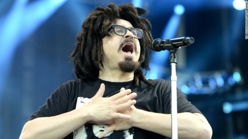 Luego de que una estudiante negra de la Universidad Estatal de San Francisco confrontó a un estudiante blanco por su peinado rasta, calificándolo de una apropiación cultural, las personas están hablando sobre el tema de las personas blancas con temor. Adam Duritz de los Counting Crows, quien ha admitido que sus mechones son extensiones, es un ejemplo notable. Aquí vemos algunas otras celebridades que no son negras y que lucen el peinado.