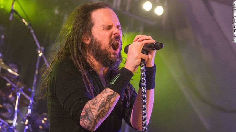 Jonathan Davis y otros miembros de su banda Korn de heavy metal lucen estilos rasta. Davis ha estado cultivando sus rastas durante años.