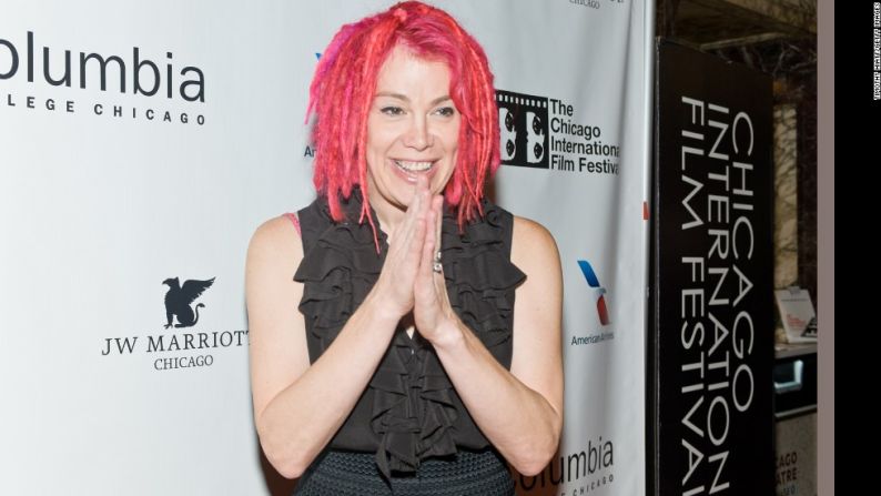 La cineasta Lana Wachowski hizo "Matrix", junto con su hermana Lilly Wachowski. Las rastas de color rosa se han convertido en el peinado distintivo de Lana.