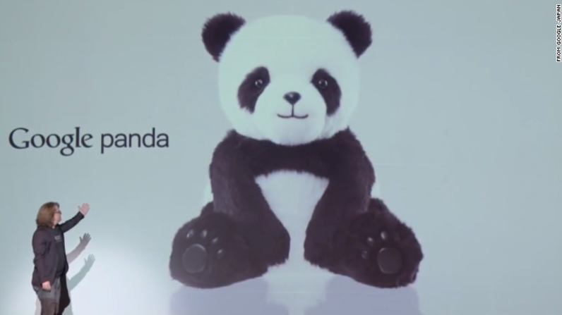 Google, tal vez el líder de las bromas basadas en la web en el Día de los Inocentes, también publicó un video en su sitio en Japón promocionando Google Panda, un oso de peluche equipado con inteligencia artificial y reconocimiento de voz. Puedes abrazarlo y hacerle preguntas.