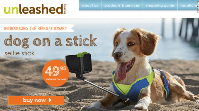 En el Día de los Inocentes de 2015, Petco dio a conocer selfie sticks para perros y gatos que activan la cámara con un "ladrido" o un "maullido".