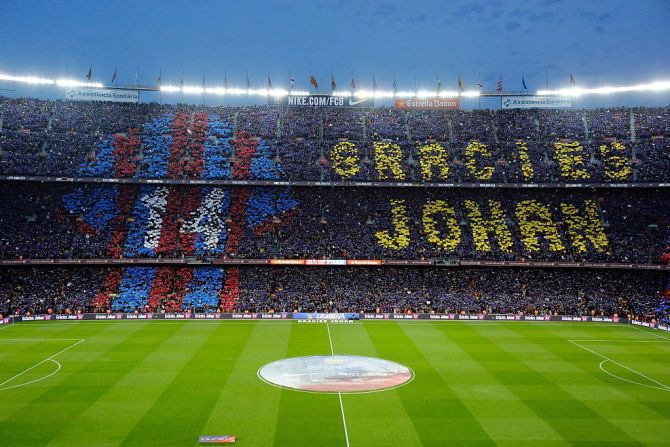 El Camp Nou homenajeó a Johan Cruyff.