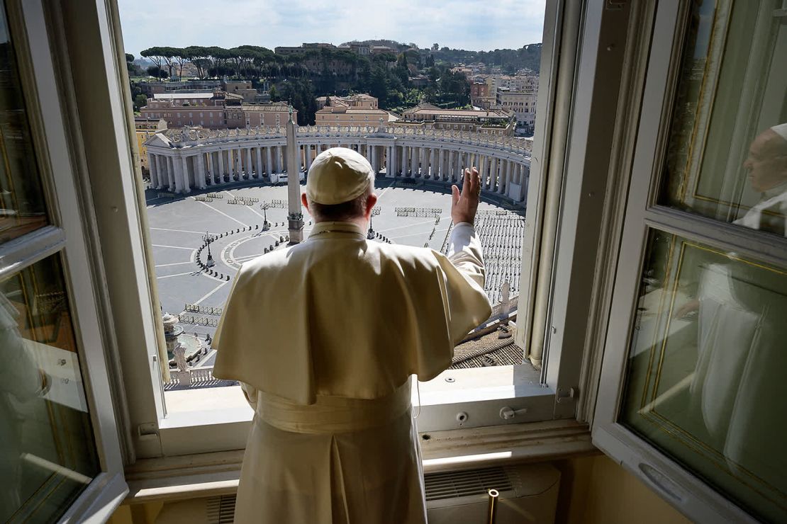 El papa Francisco entrega su bendición ante una Plaza de San Pedro vacía en el Vaticano el 15 de marzo. El nuevo coronavirus dejó en pausa a gran parte del mundo. Para tratar de frenar la propagación del virus, se les pide a las personas que eviten multitudes y limiten sus viajes. Muchos gobiernos han emitido órdenes de confinamiento. Lo que queda atrás es un vacío misterioso.