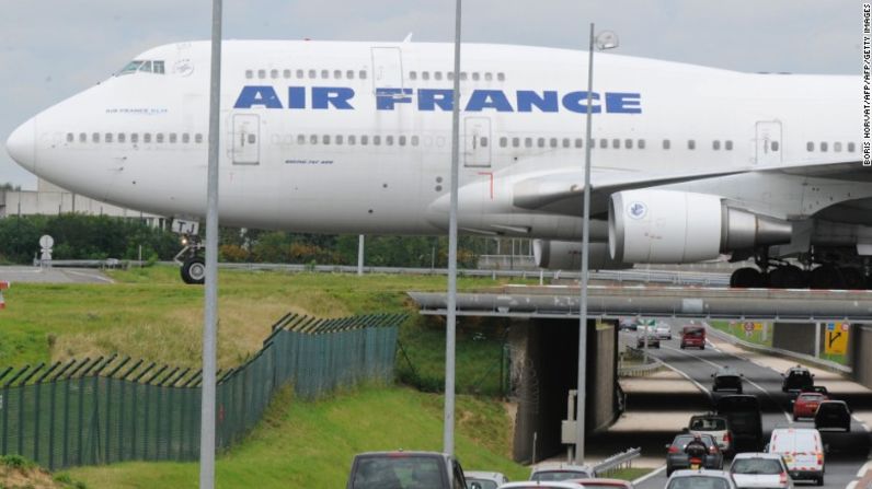 En el noveno lugar, el aeropuerto parisino de Charles de Gaulle, con más de 65 millones de pasajeros.