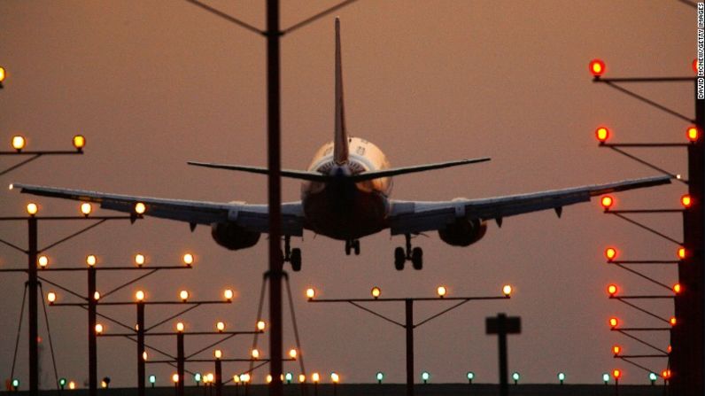 En el séptimo, el Aeropuerto Internacional de Los Ángeles, con 74,93 millones de pasajeros.