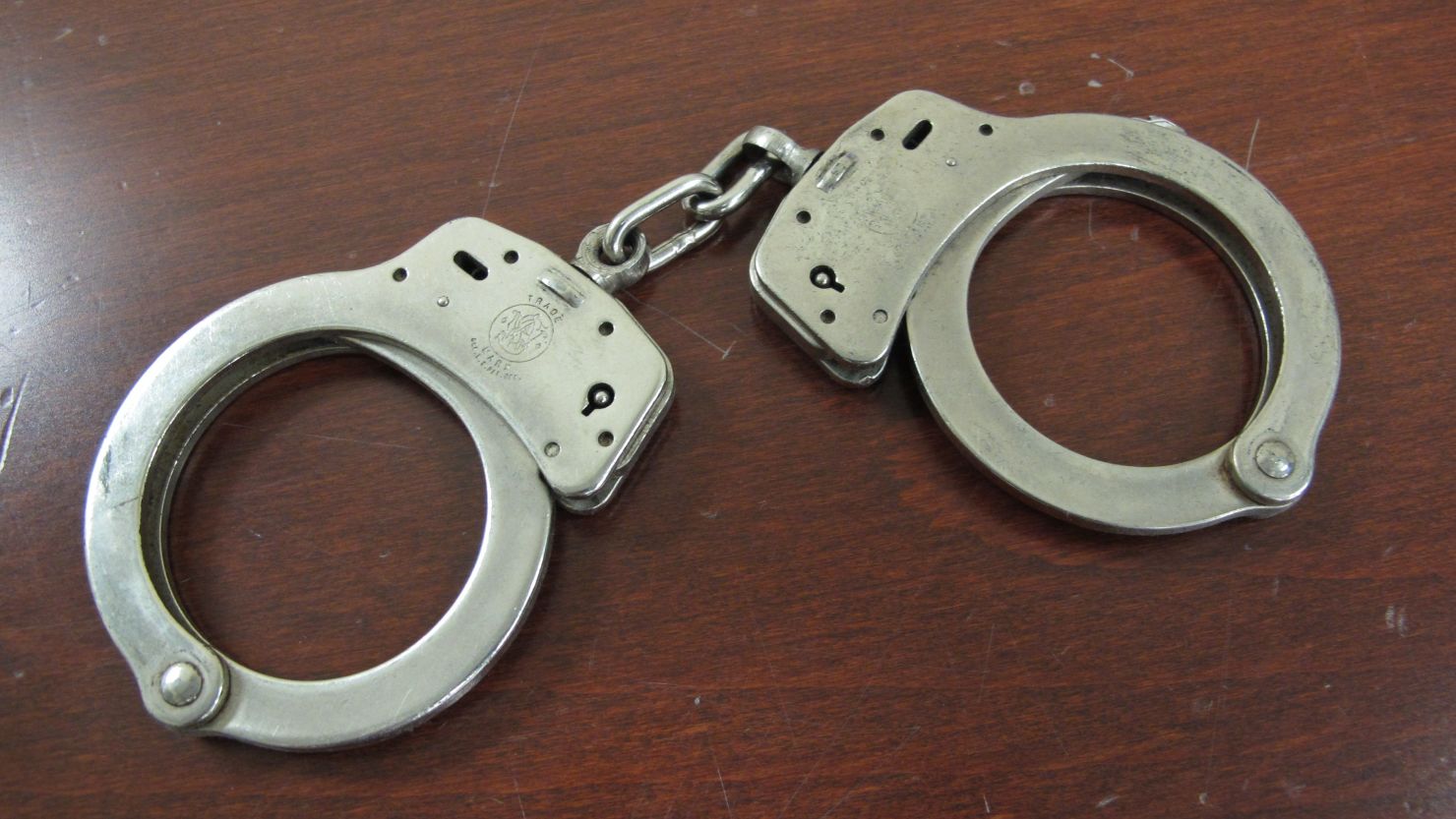 CNNE 274438 - handcuffs