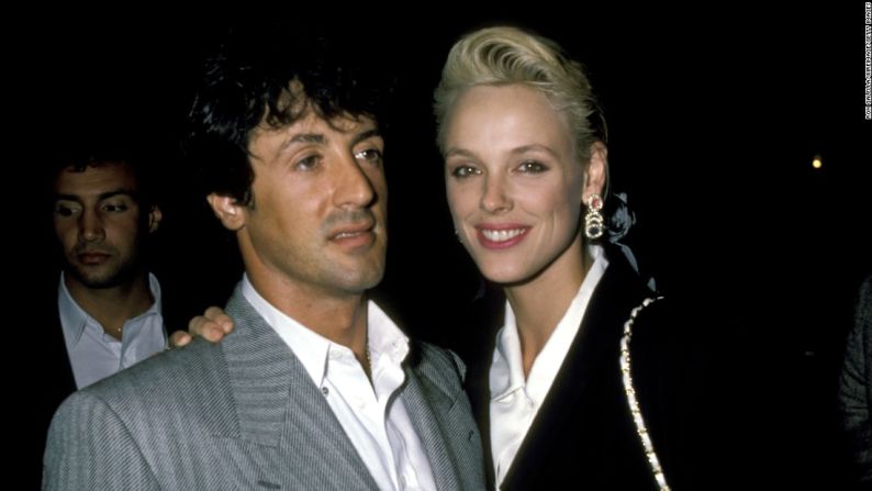 Sylvester Stallone y Brigitte Nielsen: la pareja se conoció en 1985 y se casaron en cuestión de meses, cuando Nielsen tenía 22 de edad y Stallone tenía 39. Acababan de actuar juntos en "Rocky IV". Estuvieron casados durante 19 meses antes de divorciarse en 1987.