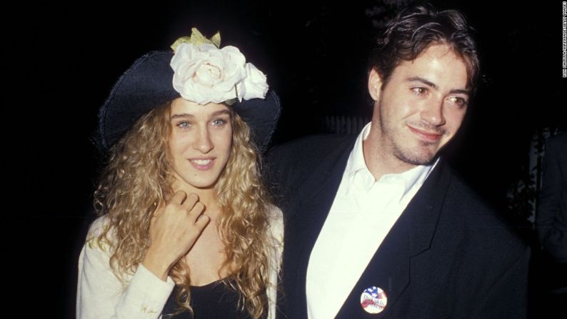 Sarah Jessica Parker y Robert Downey Jr.: antes de "Sex and the City" y su matrimonio con Matthew Broderick, Parker salió con Downey de 1984 a 1991. Él le dijo a Howard Stern en el 2015 que su lucha con la adicción jugó un papel importante en su ruptura, y dijo que recientemente tuvo una "reunión amistosa" con Parker que le permitió terminar bien las cosas.